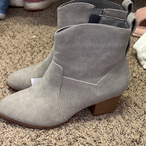 Amazon Essentials Light Gray Ankle Booties - Picture 1 of 9